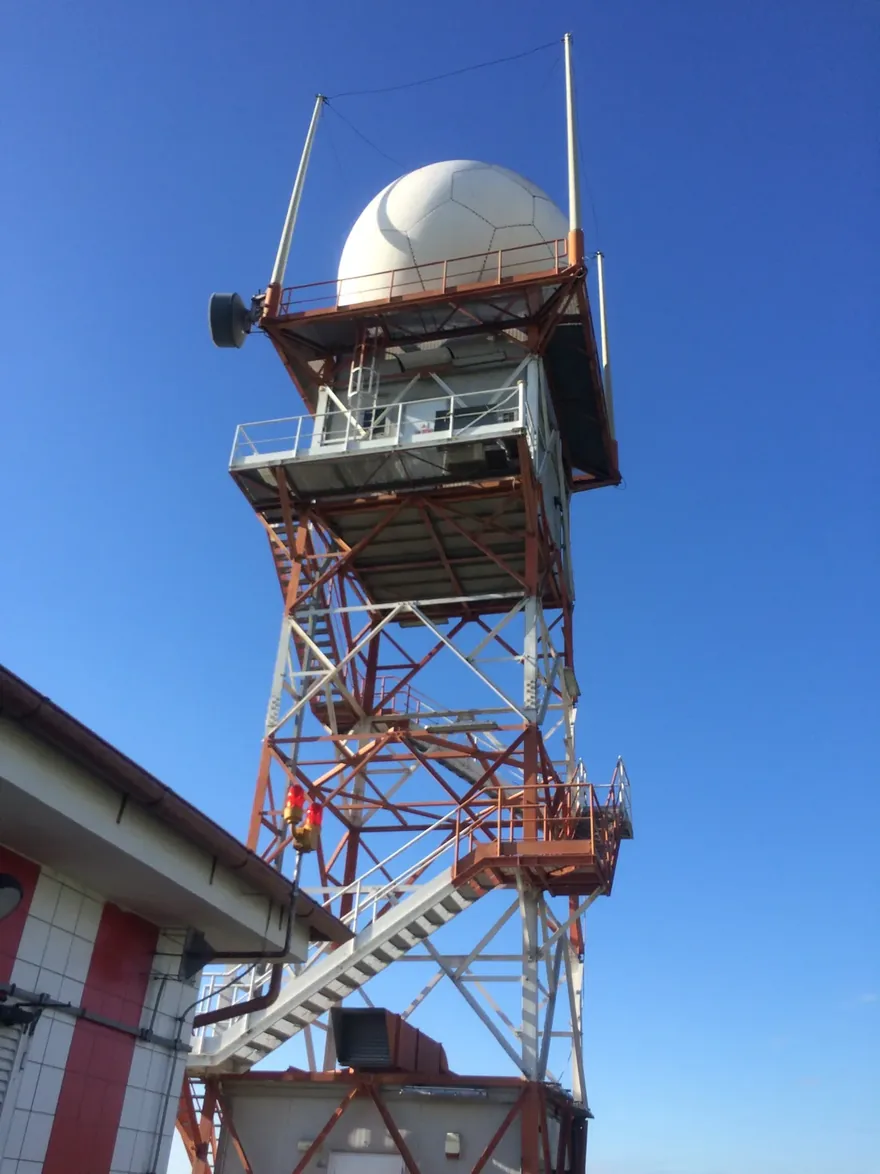 Torre radar meteorologica di Aranova fotografata dal basso